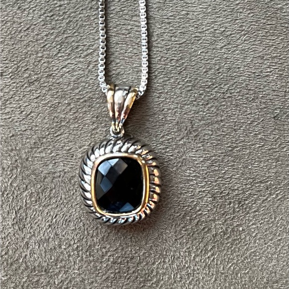 Jewelry - Designer look silver tone necklace with black pendant